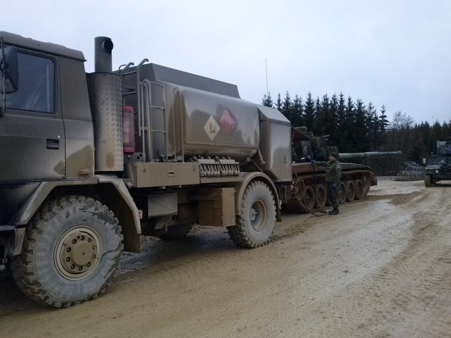 Doplňování tanku T-72 M4 CZ cisternou T-815 CAP-6M