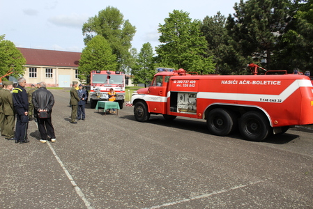 Dosluhující cisternový automobily stříkací T-148