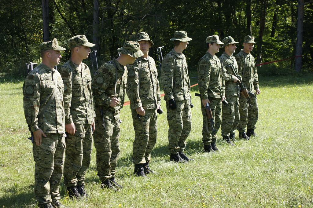 Družstvo Chorvatska před střelbami z AK-47