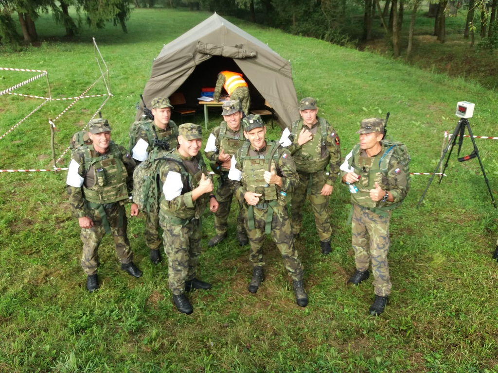 Družtvo ALog před startem závodu