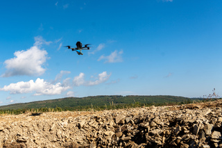  Dron vyzbrojený imitací munice