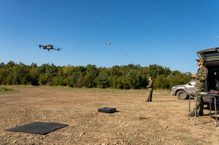Operátoři dronů plnící jeden z úkolů dle scénáře cvičení