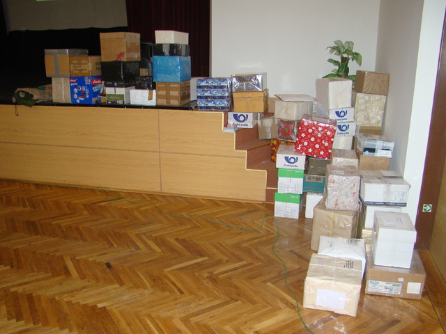 Dárky od rodinných příslušníků určené vojákům sloužícím na základně Bagrám