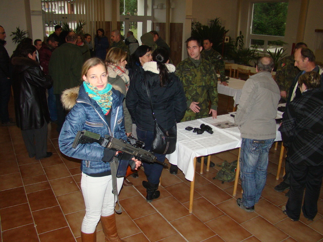 Po skončení setkání si mohli blízcí vojáků osahat vojenskou techniku a zbraně