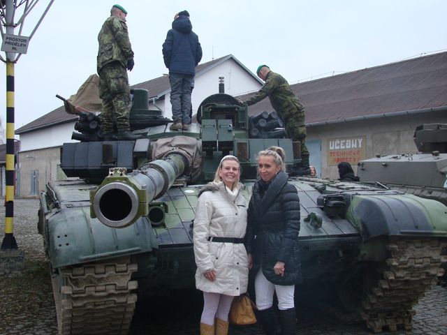 Po skončení setkání si mohli blízcí vojáků osahat vojenskou techniku a zbraně