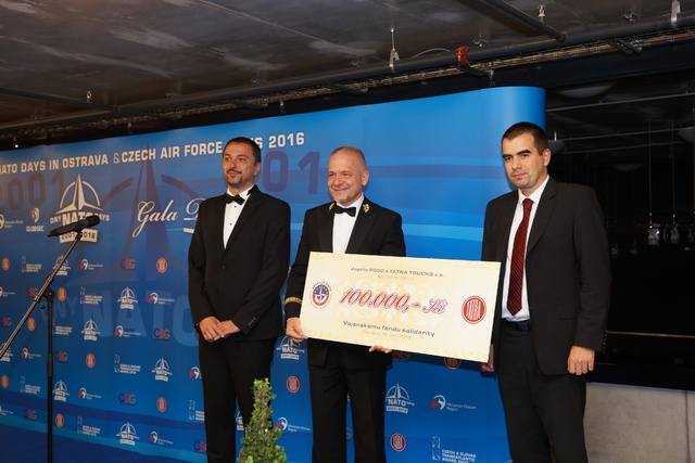 Symbolický šek od zástupců JAGELLO 2000 a TATRA TRUCKS, a.s