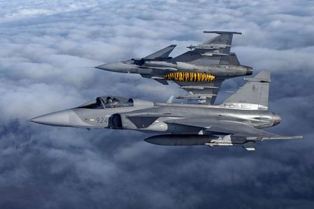 Čeští piloti Gripenu poprvé tankovali za letu