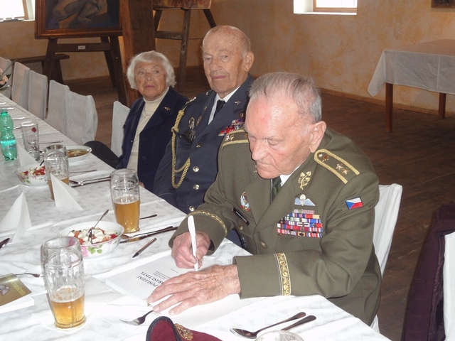  Generál Klemeš během autogramiády 