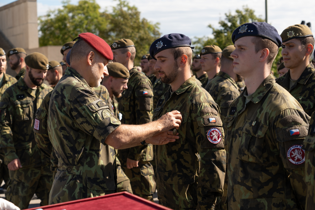 Téměř tři stovky vojáků a vojenských policistů byly oceněny po návratu ze zahraničí