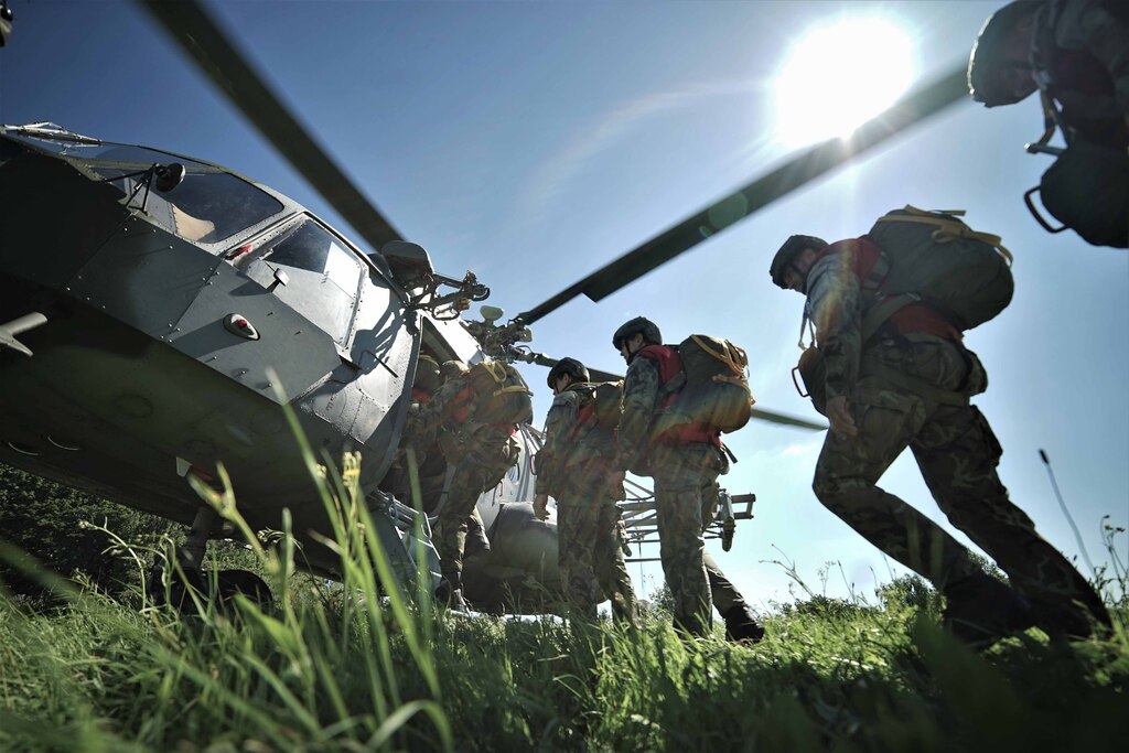 Nastupování do vrtulníku Mi-171š