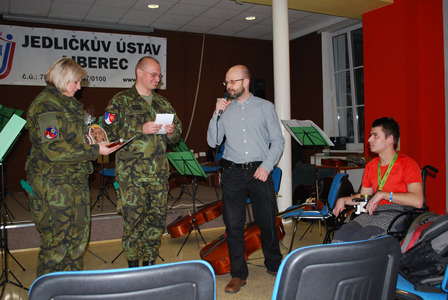 Liberečtí vojáci podpořili azylové centrum a Jedličkův ústav