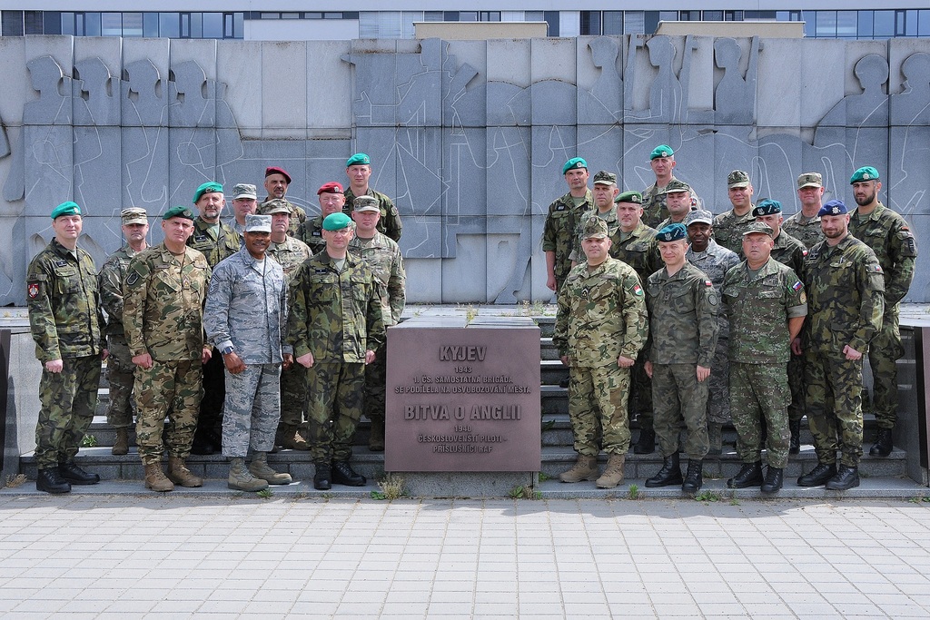 Společná fotografie účastníků konference z ČR, Polska, Maďarska, Slovenska, NATO ACT a školy NATO.