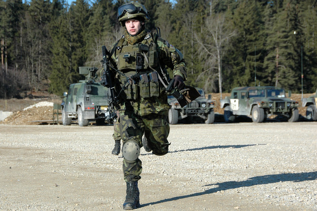 Útok na základnu! Vojáci běží na pozice