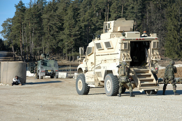 Z MRAPu vybíhají vojáci a opětují útok