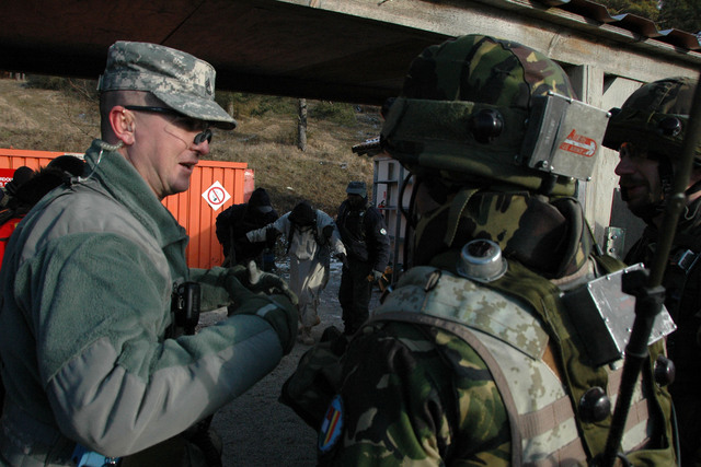 Americký voják sleduje, jak si vojáci vedou a pokud je to třeba - radí