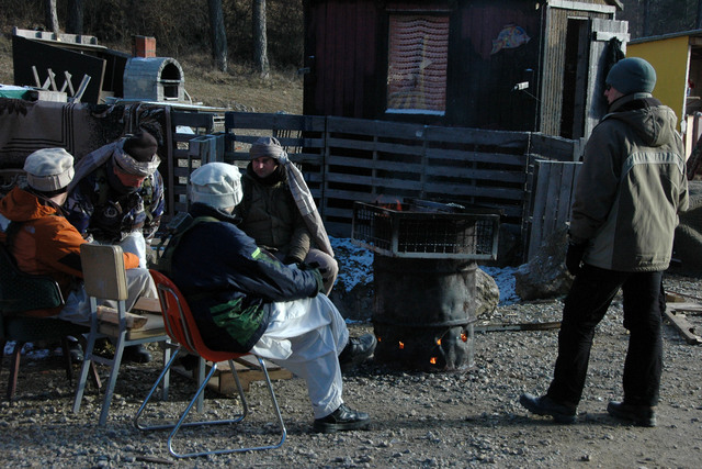 V afghánské vesnici v Hohenfelsu je vše. I otevřený oheň. V jednom z obydlí nám dokonce nabídli čaj a tradiční afghánské pohoštění