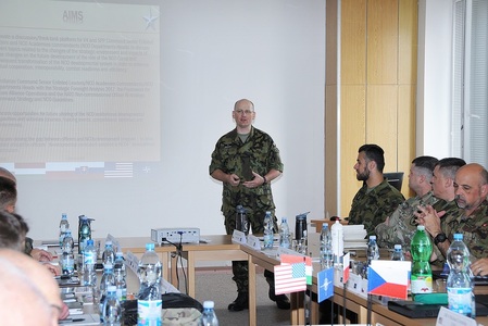 Vrchní praporčík AČR, št.prap. Petr Seifert prezentuje cíle konference.
