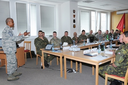 Vrchní praporčík strategického velitelství NATO pro transformaci CCM Jack Johnson objasňuje strategii rozvoje poddůstojnického a praporčického sboru NATO.