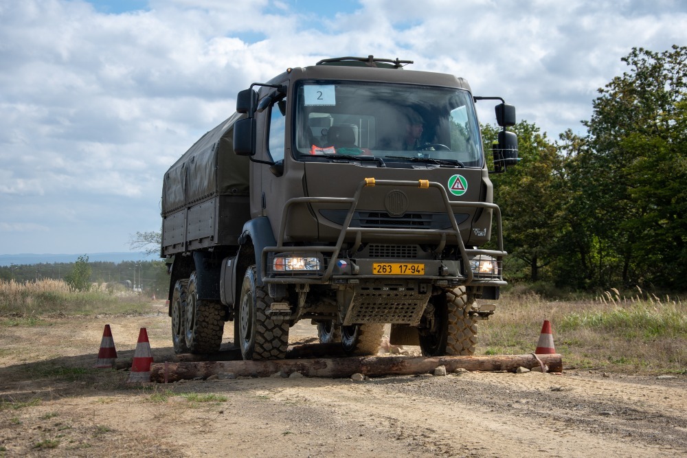 Překážku zdolává Tatra 810