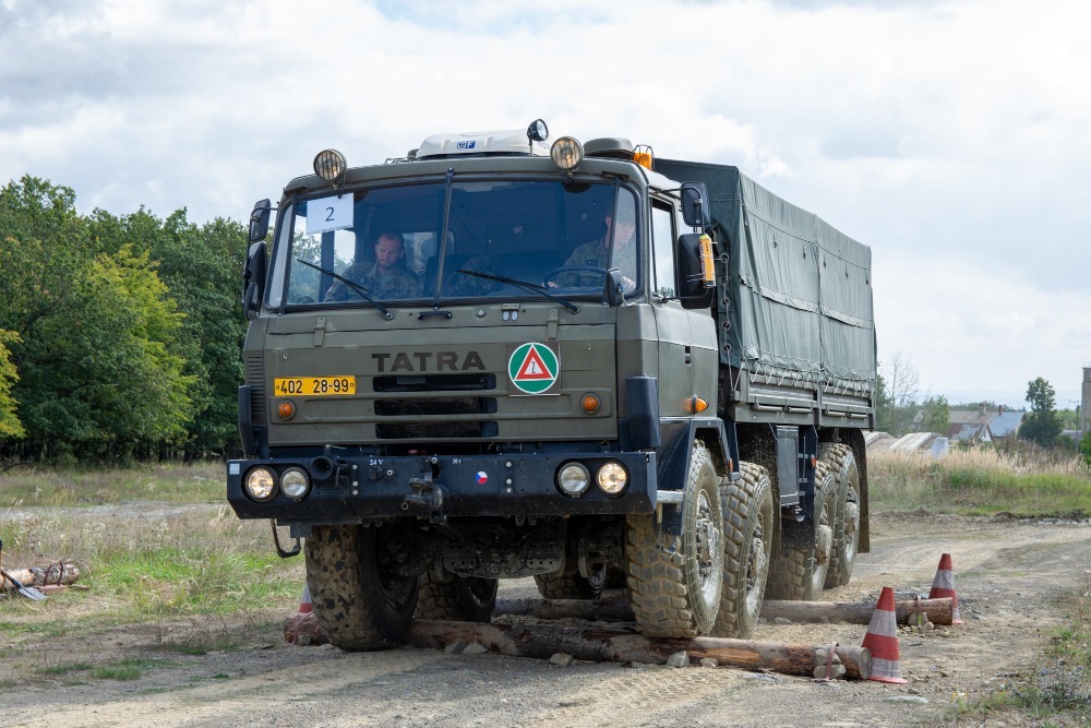 Tatra 815 zdolává překážku