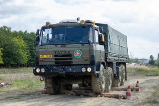 Tatra 815 zdolává překážku