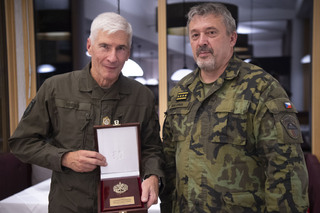 Armádní generál Aleš Opata a generál Robert Brieger 