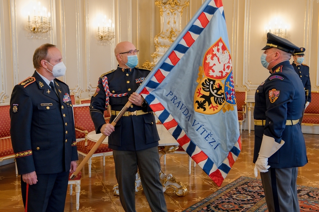 Plukovník Kývala odevzdává bojový prapor HS náčelníkovi Vojenské kanceláře prezidenta republiky
