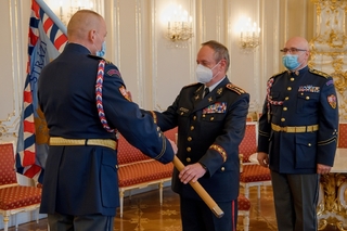 Předání bojového praporu HS plukovníku Ackermannovi