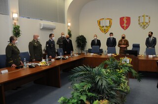 The Minister in a joint working meeting with the leadership of the University of Defence