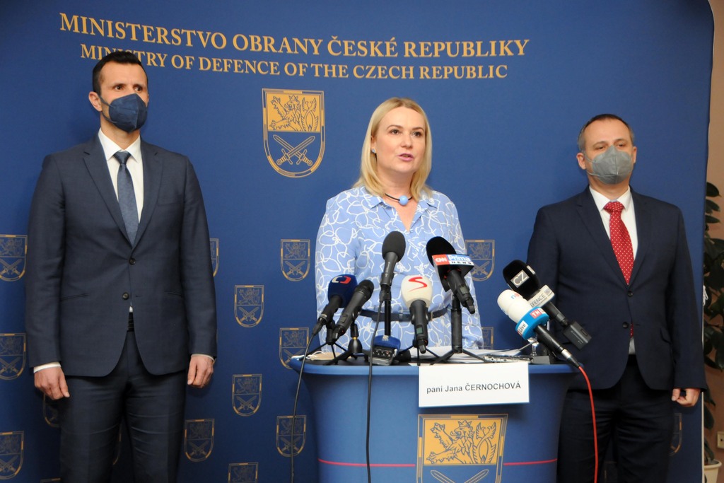 Ministryně obrany dnes také představila dva nové náměstky - Daniela Blažkovce (vlevo) a Františka Šulce