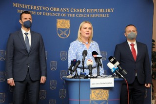 Ministryně obrany dnes také představila dva nové náměstky - Daniela Blažkovce (vlevo) a Františka Šulce