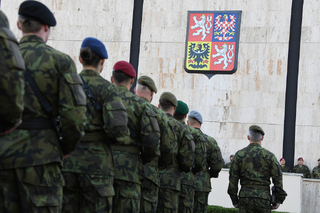 Kasárna Dědice ve Vyškově se stala dějištěm historicky největší slavnostní vojenské přísahy v novodobé historii Velitelství výcviku - Vojenské akademie.