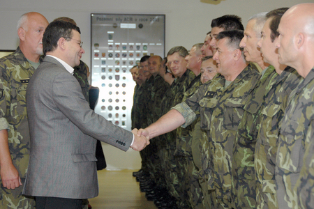 Napište mi, co považujete za klíčový problém, vyzval vojáky Alexandr Vondra