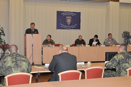 Hosté,v civilu poslanec Michael Hrbata a vedle něj MG James B.Mallory
