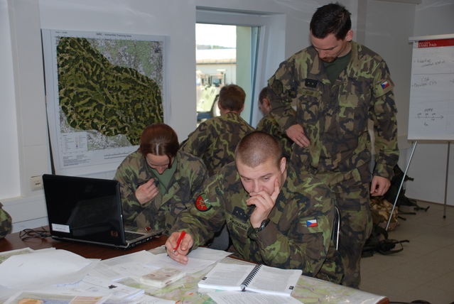 Příslušníci 2. praporu připravují analýzu úkolu