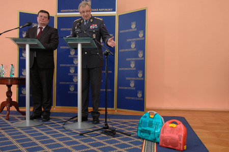 Nákup autolékárniček: Trestní oznámení a zproštění výkonu funkce