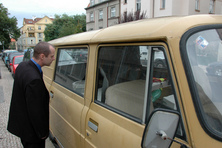 Jak hledá bomby vojenský pyrotechnik? Dívá se tam, kam by je dal sám