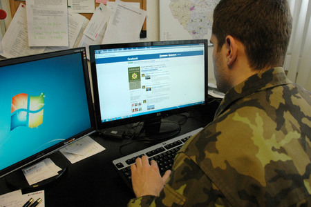 Čeští vojáci v misích mohou na Facebook. Nesmějí tím ale ohrozit jednotku