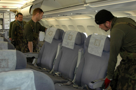 Z airbusu se nejdřív musejí odmontovat a odnést sedadla pro cestující