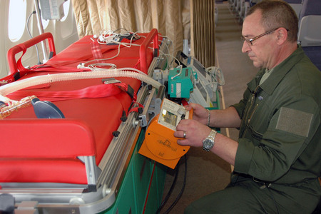 Lůžko má k dispozici defibrilátor, monitor životních funkcí i dýchací přístroj
