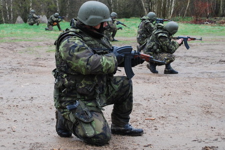 Před Afghánistánem cvičili chemici a biologové bojové drily