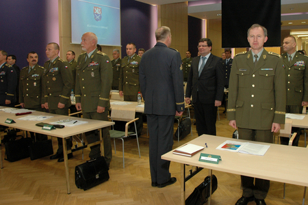 Alexandr Vondra představil armádním velitelům Bílou knihu o obraně