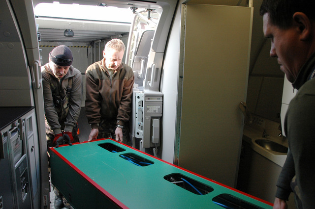 Instalace lůžka pro těžce nemocného v airbusu