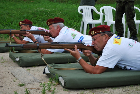 Na memoriálu předvedli šedesátiletí výsadkáři obdivuhodné výkony. Pohár putoval do Chrudimi