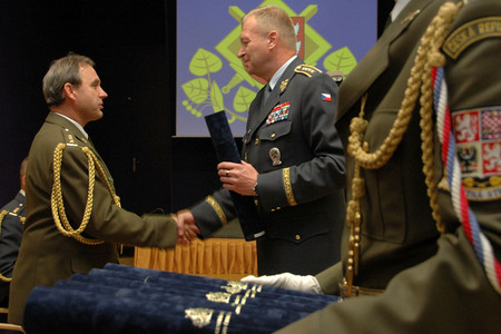 Generál Vlastimil Picek jmenoval nové plukovníky