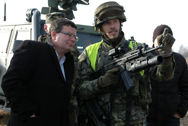 Alexandr Vondra si nejprve vyslechl pokyny instruktora...