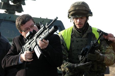 ...poté si i z granátometu umístěného vespod pušky sám vystřelil