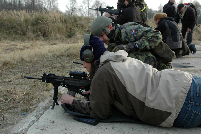 Novou pušku si vyzkoušeli také novináři 1