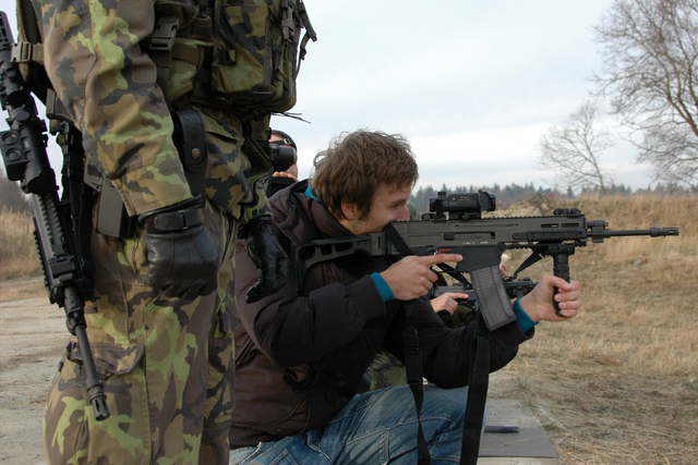 Novou pušku si vyzkoušeli také novináři 2
