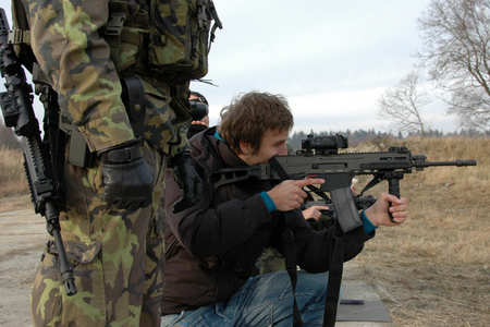 Novou pušku si vyzkoušeli také novináři 2
